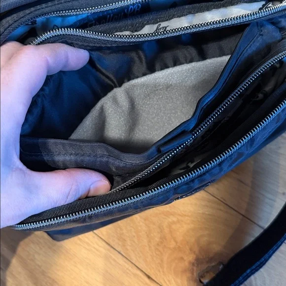 Lug Trolly Crossbody in black, like new - Picture 7 of 11